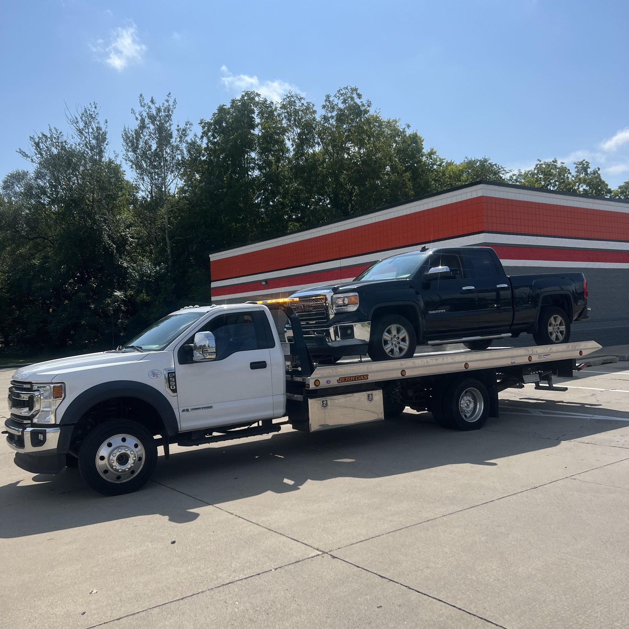 Gallery Image: Super Fast Towing Recovery